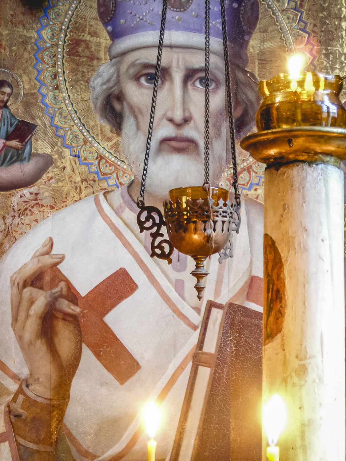 Wnętrze cerkwi przy ulicy Świętego Mikołaja w Toruniu z ikoną patrona i płonącą lampką oliwną